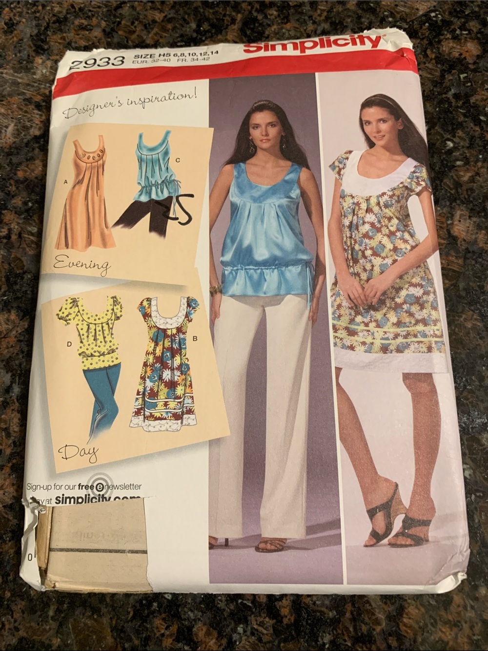 Simplicity Womens Tunic & Tank -dress Pattern in Light Blue Factory Fold